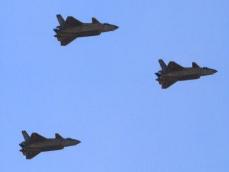 Εντυπωσιακές διελεύσεις των μαχητικών J-20 στην κινέζικη παρέλαση (βίντεο)